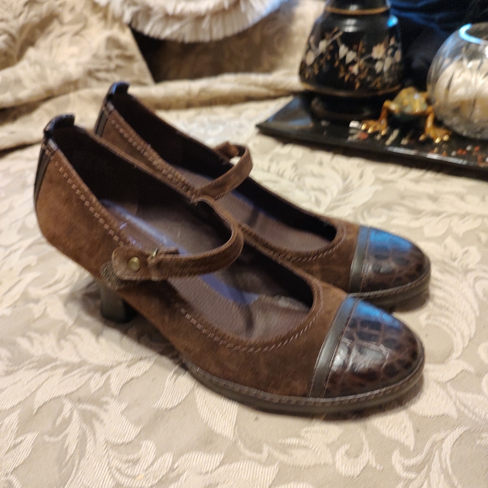 🤎 Glorious Clarks Leather Chocolate Brown Spectator Mary Jane Pumps - 7.5M